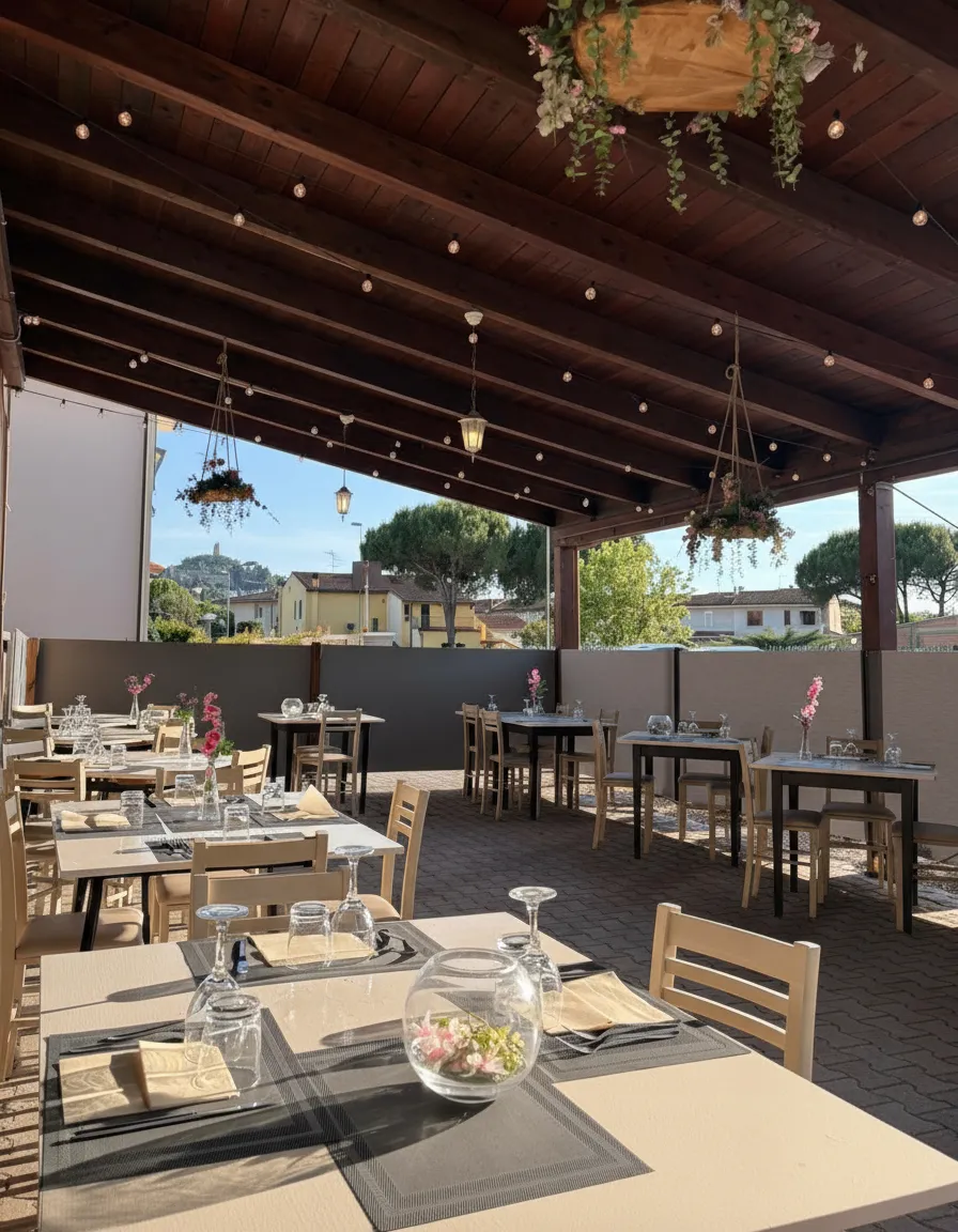 Sala esterna del ristorante Il Gallo Cedrone 2.0 a San Miniato con tavoli apparecchiati